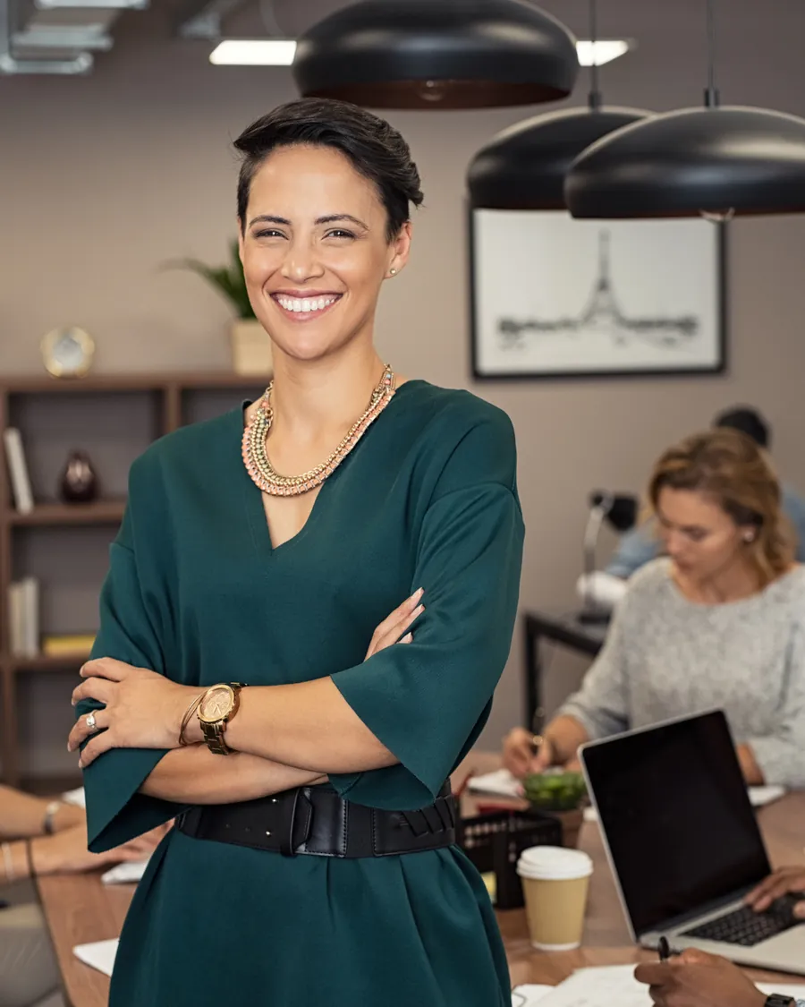 Professionnelle souriante dans un bureau, en pleine séance de coaching Peasy